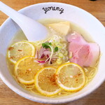 ラーメンやんぐ - しお生搾りレモンラーメン（￥950）。直球のレモン感、メンマの代わりとなる「甘辛く炊かれた竹の子」がキーポイント