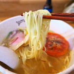 ラーメンやんぐ - バジルかオレガノの風味も感じる… お洒落な風味のスープを、麺が持ち上げる
