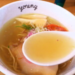 ラーメンやんぐ - チキンの香るスープ。澄んだコンソメを思わせる