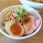 ラーメンやんぐ - 辛いやんぐ丼（￥400）。バルサミコだろうか、ほど良い酸味が感じられるのがチャームポイント