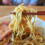 ラーメンやんぐ - 味付けはそれほど濃くなく、バランスの取れたもの。少量の背脂が入り、魚介系と動物系の旨味が交わる