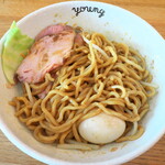 ラーメンやんぐ - 丼の底に潜むタレと麺をかき混ぜると、振り掛けられた鰹節（出汁粉）が美味しそうに香る