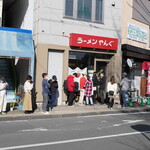 ラーメンやんぐ - 日曜の昼過ぎ、しっかり行列が出来ている「ラーメンやんぐ」