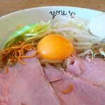 ラーメンやんぐ - ぷっくり元気な卵黄君。味玉をトッピングしたので、期せずしてW玉子になってしまいました～