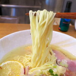 ラーメンやんぐ - 縮れのない硬茹でストレート麺と、レモンスープが絡む。これは個性的な一杯だ！