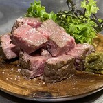 トンカル - やわらか角切りローストビーフ