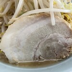 ラーメン もっけだの - 『ラーメン普通ニンニクヤサイマシマシ』の豚