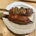 串助 - 「ねぎま焼串」(290円)と「特製つくね串」(290円)