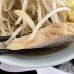 ラーメン もっけだの - 『ラーメン普通ニンニクヤサイマシマシ』の豚