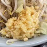 ラーメン もっけだの - 『ラーメン普通ニンニクヤサイマシマシ』のニンニク