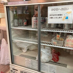 小山お好み焼店 - セルフで冷蔵庫から缶ビールを取ります。