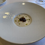 ラ・トゥーエル - ❷ホワイトアスパラガスのヴルーテ、甲殻類のジュレ、カルダモンとパセリのオイル