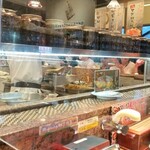 Kaitensushi Hokkaidou -    ↑    わかりますか？真ん中の職人さんが卵焼きを作ってます。手前の職人さんは大きなボウルで卵液をかき混ぜていました。