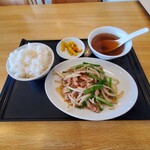 菜香厨房 - ニラもやし豚肉炒め ライス スープ 漬け物セット 550円