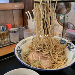 中華蕎麦 春馬 - 細ちぢれ麺をリフト⤴️