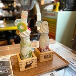 Sd Coffee - 抹茶めっちゃむっちゃシェイク 950円(左)
                        いちご牛乳シェイク800円