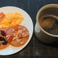 フォルク キッチン オールデイダイニング  - ラストはグリルベーコン、スクランブルエッグ、パンケーキ(メープルシロップにドライフルーツとナッツ)、アメリカン
