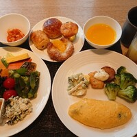 フォルク キッチン オールデイダイニング  - 左は野菜と和惣菜、オムレツはチーズとマッシュルーム、ベイクドビーンズ、パン4種類、カボチャスープ、パイナップルジュース、セイロンティ