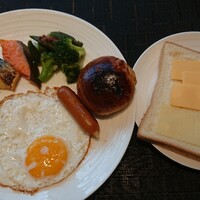 フォルク キッチン オールデイダイニング  - ホワイトトーストをリベイクしチーズ目玉焼きトーストで、魚とおいしかった白和えとおくらのお浸し、くるみパン、ポークソーセージ