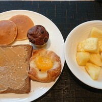 フォルク キッチン オールデイダイニング  - ブラックシュガートーストリベイクしスキッピーたっぷり、パンケーキ(メープルのみ)、チョコチップマフィン、フルーツデニッシュ2個目、パイナップル