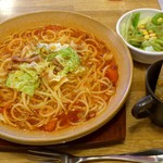 太めん生パスタ厨房 バビーノ - BABBINO 葛西店 お得なランチセット 840円 キャベツとトマトのレッドぺペロンチーノ大盛りとガーリックミニバケットで