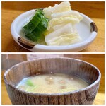Hisamoto - 手作りのお新香
                        なめこと豆腐に三つ葉のお味噌汁
