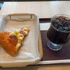 Épi Ci El - パン屋さんのピッツァぐんちゃまベーコン&ポテト・アイスコーヒー