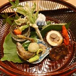 津の守坂 小柴 - 八寸：能登フトモズク、白海老コノコ、コシアブラ、ヒラメ寿司、鰻と牛蒡の柔らか巻、川海老、天竜川の鮎、柚子ゆべし