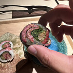 きたん 韻 - 兵庫県明石の天然真鯛と長崎県のクエと宮崎牛のランプを合わせた巻き物。その場で削るカラスミの風味がお肉と魚を融合させる。