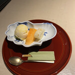 きたん 韻 - 11.デザート
      西表島のパイナップル、熊本産メロン、バニラアイスにエクストラヴァージンオイルをかけて。