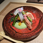 きたん 韻 - 7.サラダ
      初夏をイメージしたグリーンアスパラ、クレソン、木の芽、メイクイーンのピューレ。
      群馬のフルーツトマト、アスパラをグリルにしてイチジクで甘みを演出。