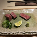 きたん 韻 - 8.焼肉炭火焼き
      松坂牛ヒレ肉、サーロインをポン酢か合わせ醤油で。ヒレ肉のあとは胡瓜の浅漬けで口の中をリセットしてサーロインを。スダチはお好みで。