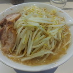 ラーメン荘 歴史を刻め - ラーメン　７００円（１，５玉）　野菜、にんにく、せあぶらいり。