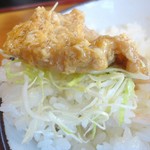 光楽亭 - 丼飯にキャベツとショーガヤキを乗っけて♪