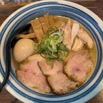 ハセ麺 ヒンチ - 白醤油850円に特製トッピング200円。ハセ麺ヒンチ(愛知県豊川市)食彩品館.jp撮影