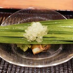 鎌倉 北じま - サザエ、とこぶし、菖蒲をあしらって、上には酢のアイス