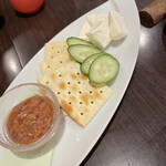 和風創作料理ぼんまり - 鯛酒盗　クラッカーオンキュウリオンクリチーオン酒盗！最高でした。