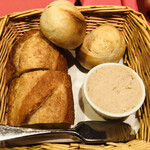 ビストロバル パリ4区 - 熱々パンにはバターではなく、リエットが♡