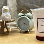 ヌイボックス - ストロベリーラテとカウンター席の飾り