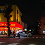 Ippatsu Ramen - 赤、黄色のライトが夜を照らす。駐車場あり。