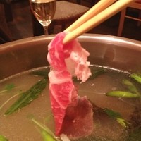 イベリコ・バル 門仲 - イベリコ豚のしゃぶしゃぶ
                つゆというより、ソースでいただきます。ガスパチョのソース、オニオンのビネガーベースのソース。金針菜など野菜も個性的。おいしい！