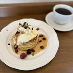 ケーキアンドカフェシャロン - 料理写真:ホットアップルパイ&ブレンドコーヒー