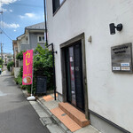 Kanojonokare - お店は3階建てのアパートの1階奥