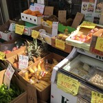 楽楽生鮮 - 店頭には様々なフルーツ