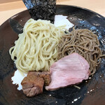 飯田商店 - 左がちょいモチツルツル　右がザラザラ