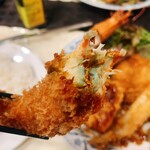 キッチン サカナヤ - 海老の頭を取ったところ　