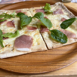 子安温泉 - 高山村の生ハムピザ