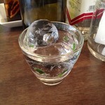 みのりんご - 大きな丸い氷が入っているお水