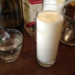 みのりんご - ドリンクセットのラッシー。濃厚でおいしい。