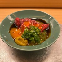 祇園 寿司六 - 黒毛和牛A5イチボの黄身掛け